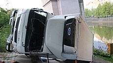 idi na Anglickém nábeí zdemoloval znaky i zaparkované auto. Skonil pod...
