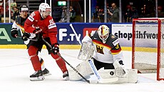 výcar Janis Moser útoí na branku Nmce Mathiase Niederbergera.