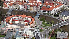 Justiní palác, kde sídlí vazební vznice i krajský soud, postavili u eky...