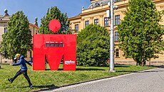 Hodiny ve tvaru písmene M v Hradci Králové odpo�ítávají do startu Ironmana.