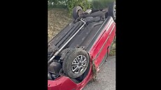 Pevrácené auto u Kladna. (16. 5. 2025)