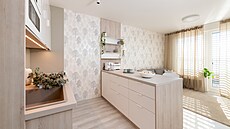 Laminátovou podlahu v dekoru b�leného dubu si klient vybral z nabízeného...