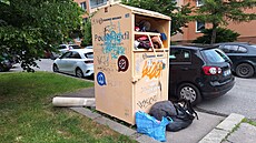 Kontejner na textil na rohu ulic Janského a Borovanského v Praze-Stod�lkách...