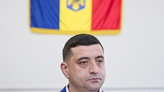 Kandidát na prezidenta George Simion vyrazil k urn spolu se svým mentorem,...