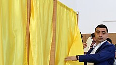 Kandidát na prezidenta George Simion vyrazil k urn spolu se svým mentorem,...