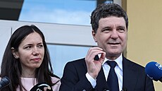 Kandidát na prezidenta a bukureský primátor Nicuor Dan odvolil spolu se svou...