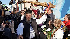 Lidé v Rumunsku od rána vybírají ve druhém kole prezidentských voleb novou...