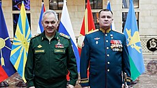 Zleva: bývalý ruský ministr obrany Sergej ojgu, generál Andrej Mordviev. (28....