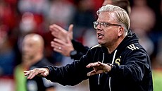 Sparanský kou Lars Friis udílí pokyny svým hrám bhem derby se Slavií.
