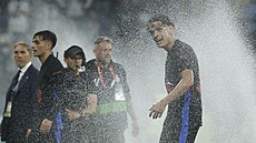 Mistrovské oslavy Barcelony na h�i�ti Espa�olu naru�ila voda, která za�ala...