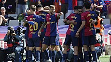 Barcelontí fotbalisté se radují z gólu v utkání s Realem Madrid.