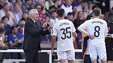 Rozhnvaný Carlo Ancelotti udílí pokyny svým svencm bhem utkání s...