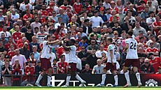 Tomá Souek (vlevo) slaví se spoluhrái z West Hamu gól do sít Manchesteru...