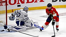 Sam Bennett (9) z Florida Panthers p�ekonává Josepha Wolla (60), branká�e...