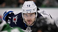 Brandon Tanev z Winnipeg Jets se soustedí.