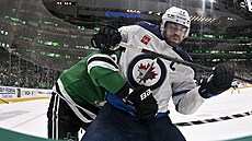 Lian Bichsel (vlevo) z Dallas Stars a Adam Lowry z Winnipeg Jets bojují u...