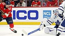 Tomá Nosek (92) z Florida Panthers jde po puku, který vyráí Joseph Woll z...