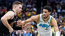 Tyrese Haliburton (u míe) z Indiana Pacers se tlaí ke koi Cleveland...