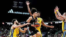 Nadir Hifi z Paris Basketball letí defenzivou Alby Berlín. Brání ho David...