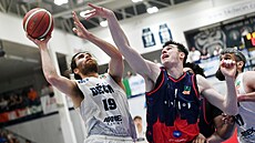 Isaac Davidson (vlevo) z Dína zakonuje v zápase s Brnem, vpravo Matj...