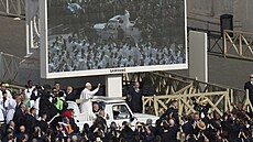 Pape Lev XIV. ped inauguraní mi poprvé pozdravil vící z papamobilu. (18....