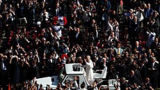 Pape Lev XIV. ped inauguraní mi poprvé pozdravil vící z papamobilu. (18....