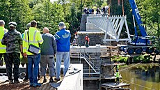 Dva stavební je�áby instalovaly novou lávku pro p�í a cyklisty p�es Radbuzu u...