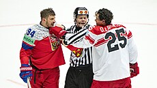 Hokejový reprezentant Jakub Lauko (vlevo) v rozmíce s dánským obráncem...
