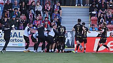Ostravtí fotbalisté se radují z gólu na plzeském trávnínku.