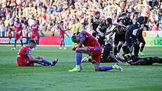 PLZESKÉ ZKLAMÁNÍ, OSTRAVSKÁ RADOST. Z vítzství se radují fotbalisté...