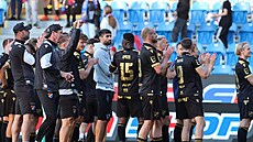Ostravtí fotbalisté se radují z vítzství v Plzni a dkují fanoukm za...