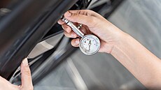 Mení tlaku v pneumatikách