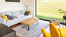 Minimalistická kombinace odstín edé, pírodní barvy deva a jasn luté...