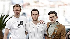 Alexander Skarsgard, Harry Lighton a Harry Melling v Cannes (18. kvtna 2025)