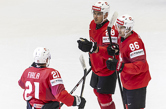 Kevin Fiala, Timo Meier a Janis Jerome Moser (zleva) oslavují výcarský gól.