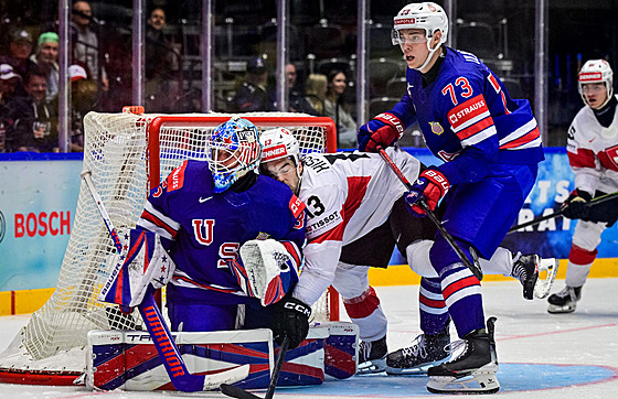 Branká Joey Daccord z USA a Nico Hischier ze výcarska v tsném kontaktu....