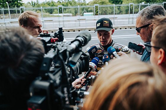 Motocyklový jezdec Filip Sala po prvním testování nového asfaltu na dráze...
