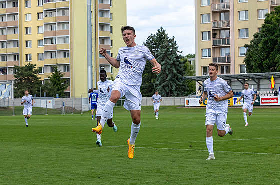 Marcel Novák z Vykova slaví gól proti Prostjovu.