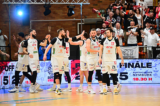 Basketbalisté Nymburka slaví ve finále NBL s Basketem Brno.