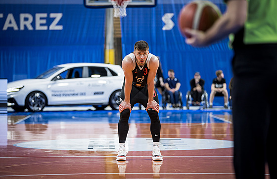 Ondej Sehnal se chystá na trestný hod bhem tetího finálového duelu NBL s...