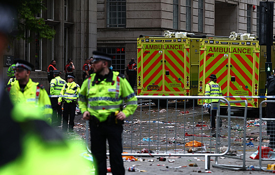 Policisté na míst�, kde do slavících fanou�k� Liverpoolu najel automobil. (26....