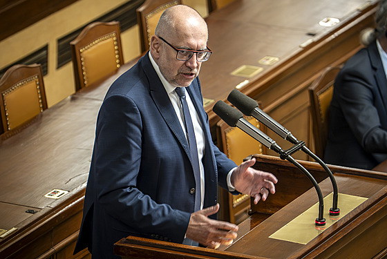 Mikulá� Bek na mimo�ádné sch�zi Sn�movny. Na programu je vládní novela...