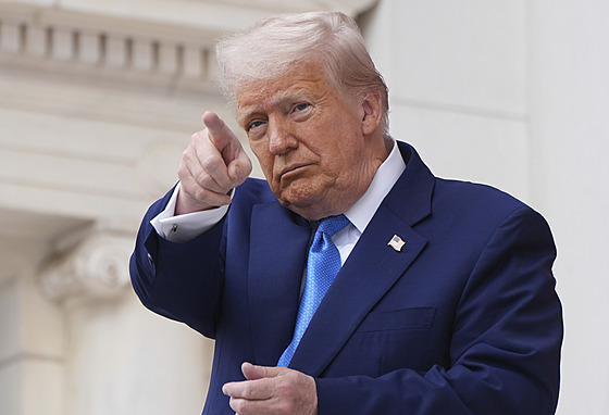 Prezident Donald Trump hovoí bhem vzpomínkového dne na Arlingtonském národním...