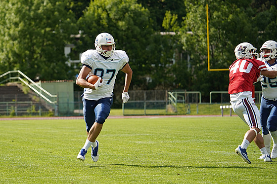 Tight end ostravských Steelers Petr kvára se snaí uniknout obran Mammoths Perov.