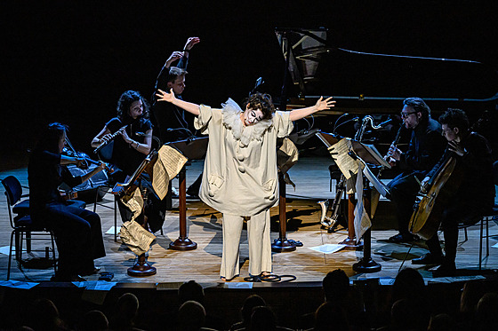 Patricia Kopatchinskaja pi provedení Schönbergova díla Pierrot lunaire v...