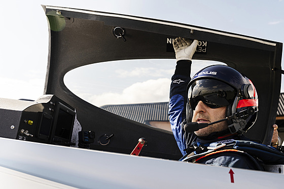 Akrobacie, letecká Formule 1, business jet. Petr Kopfstein je na nebesích jako...