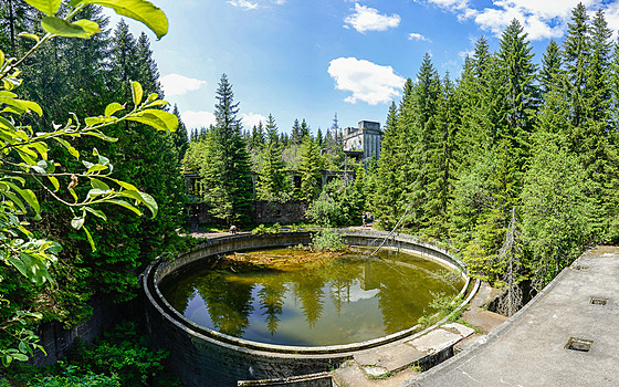 Nedaleko Rolavy byla za války u dolu Sauersack postavena továrna na zpracování...