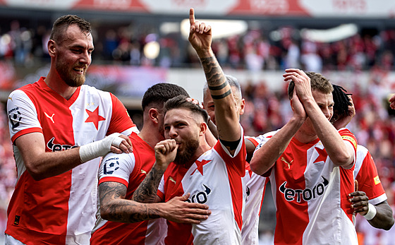 Fotbalisté Slavie se radují z gólu Vasila Kueje.