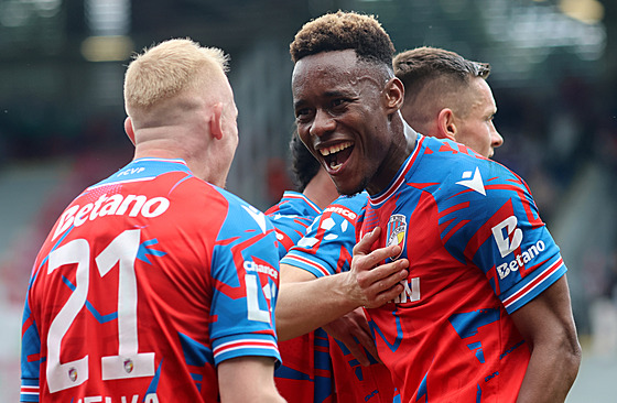 Plzetí fotbalisté slaví gól stopera Sampsona Dweha.