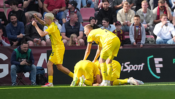 Olomoutí fotbalisté se radují z gólu Antonína Rska proti Spart.